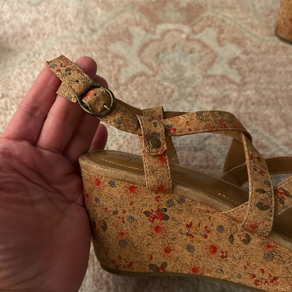 Floral Wedge Sandals - Picture 4 of 5